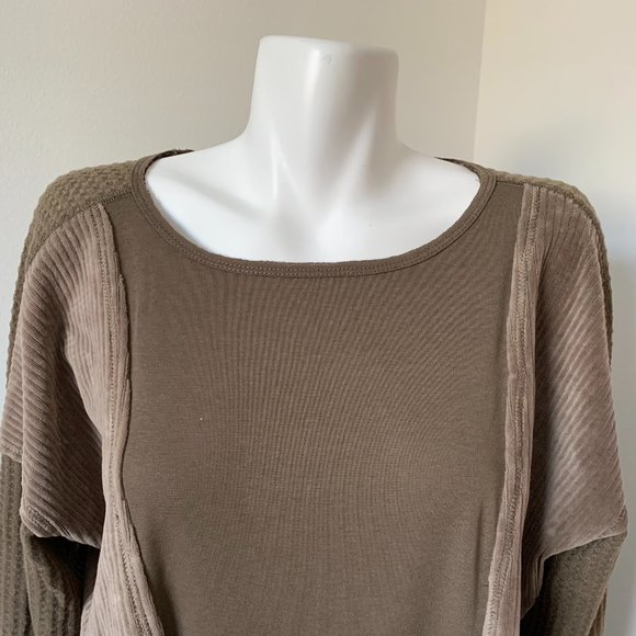 Gimmicks by Buckle Top - Picture 3 of 10